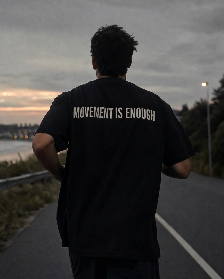Costas da camiseta preta com o recado Movement Is Enough