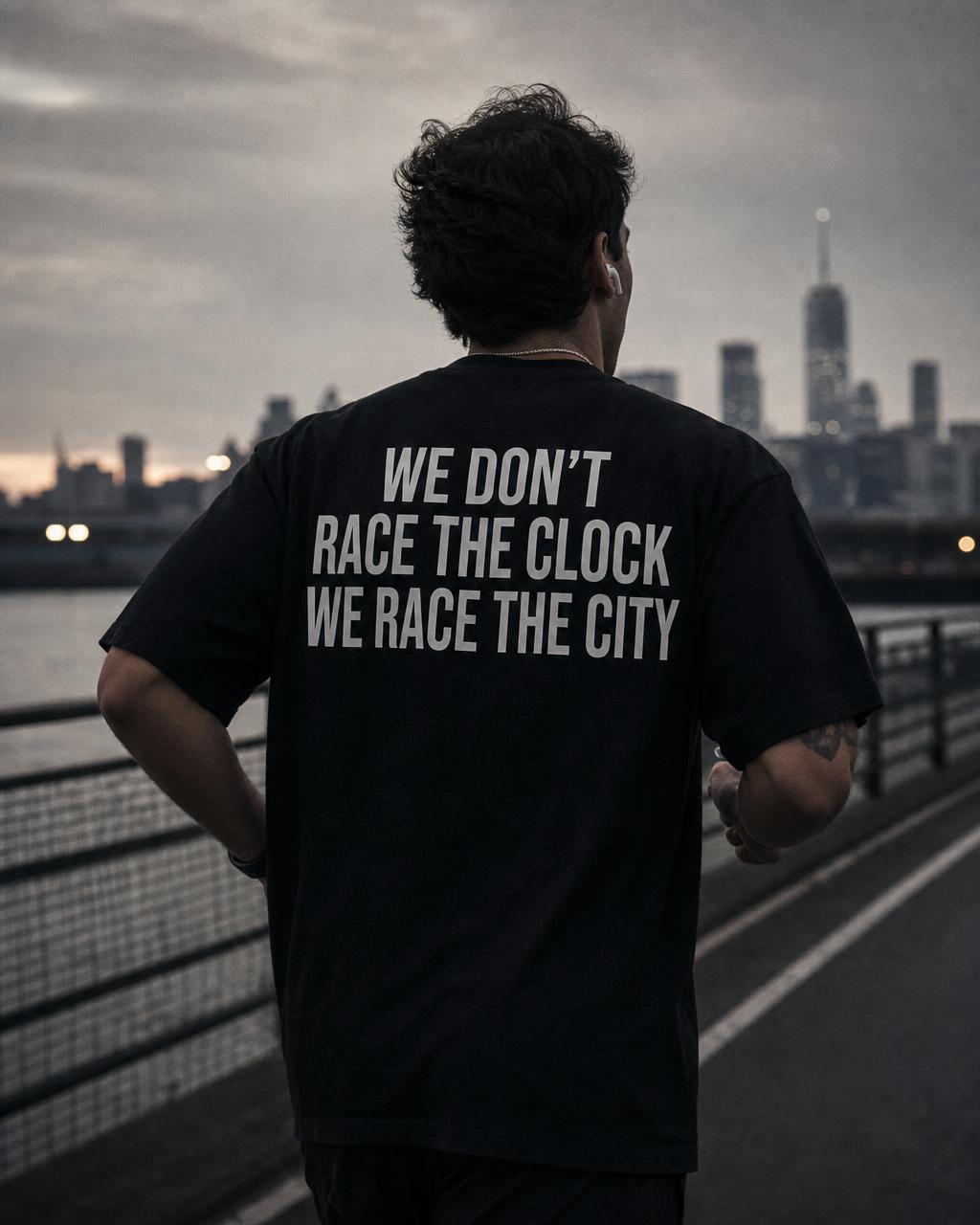 Costas da camiseta preta com o recado We Don't Race The Clock We Race The City